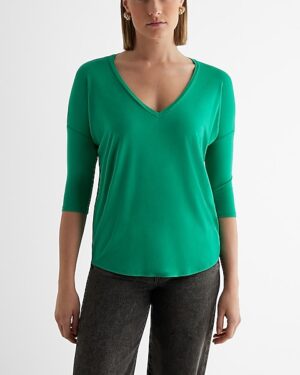 Relaxed V-Neck Three Quarter Sleeve London Tee
